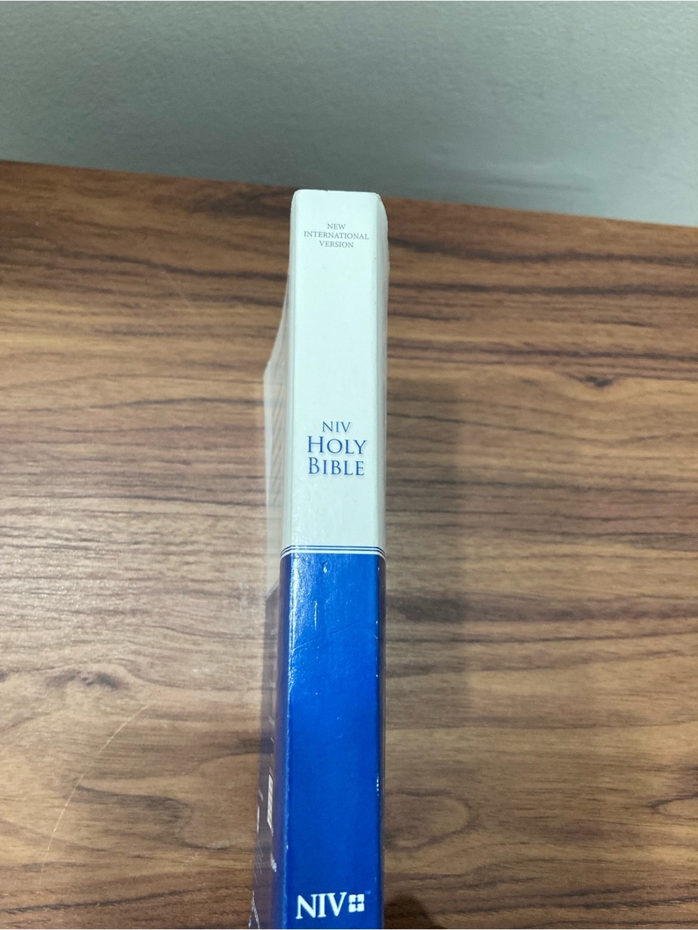 NIV Holy Bible in White and Blue - Picture 3 of 3